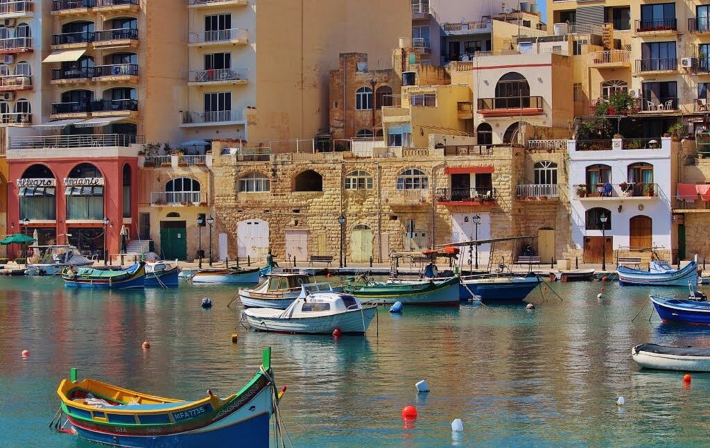 Maltesische Architektur vor einer malerischen Wasserlandschaft, die die Schönheit und den Charme Maltas widerspiegelt.