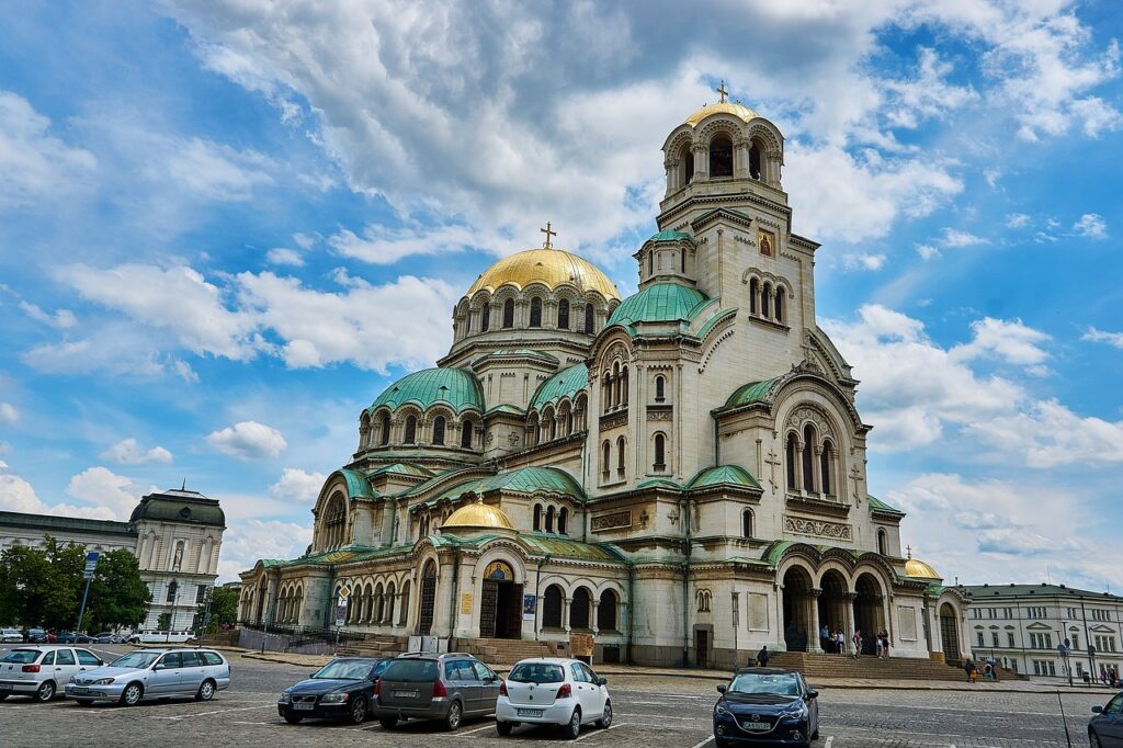 Die majestätische Kathedrale von Sofia, Bulgarien, mit ihrer beeindruckenden Architektur und ihrem historischen Erbe, die in der Stadt emporragt.